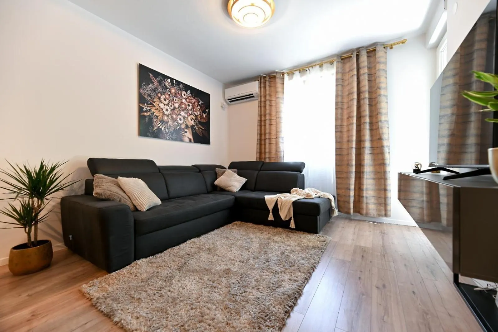 Newly Renovated Apartment Luce Zadar contacts